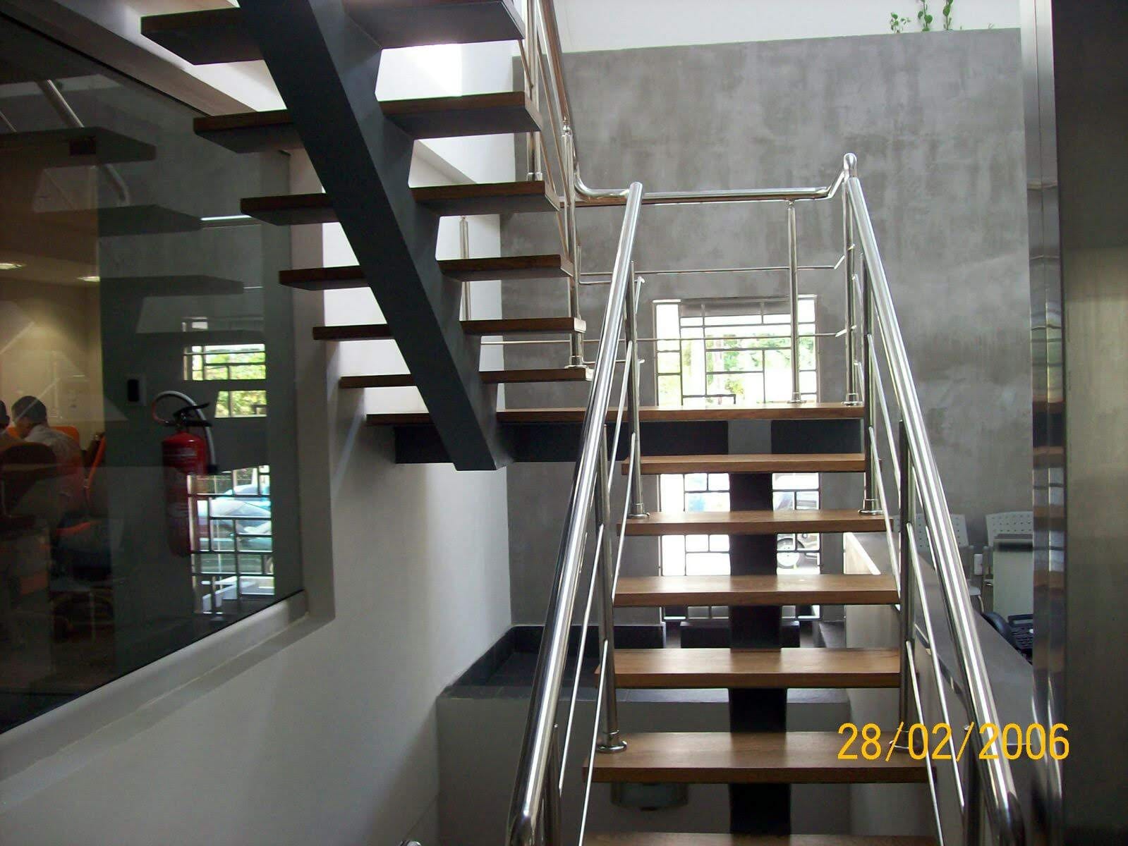 Escalera con barandas de acero