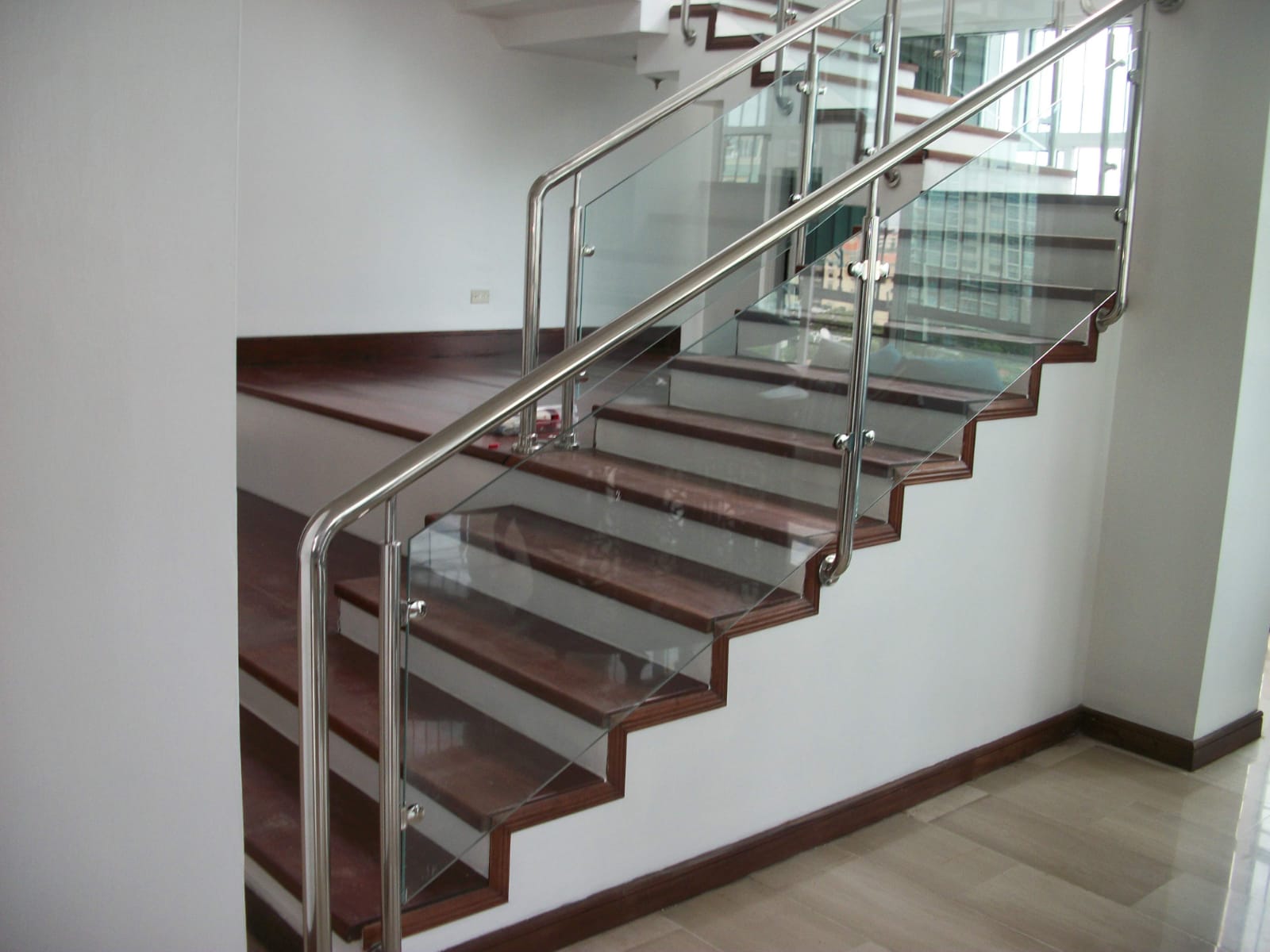 Escalera interior con acero inoxidable y vidrio