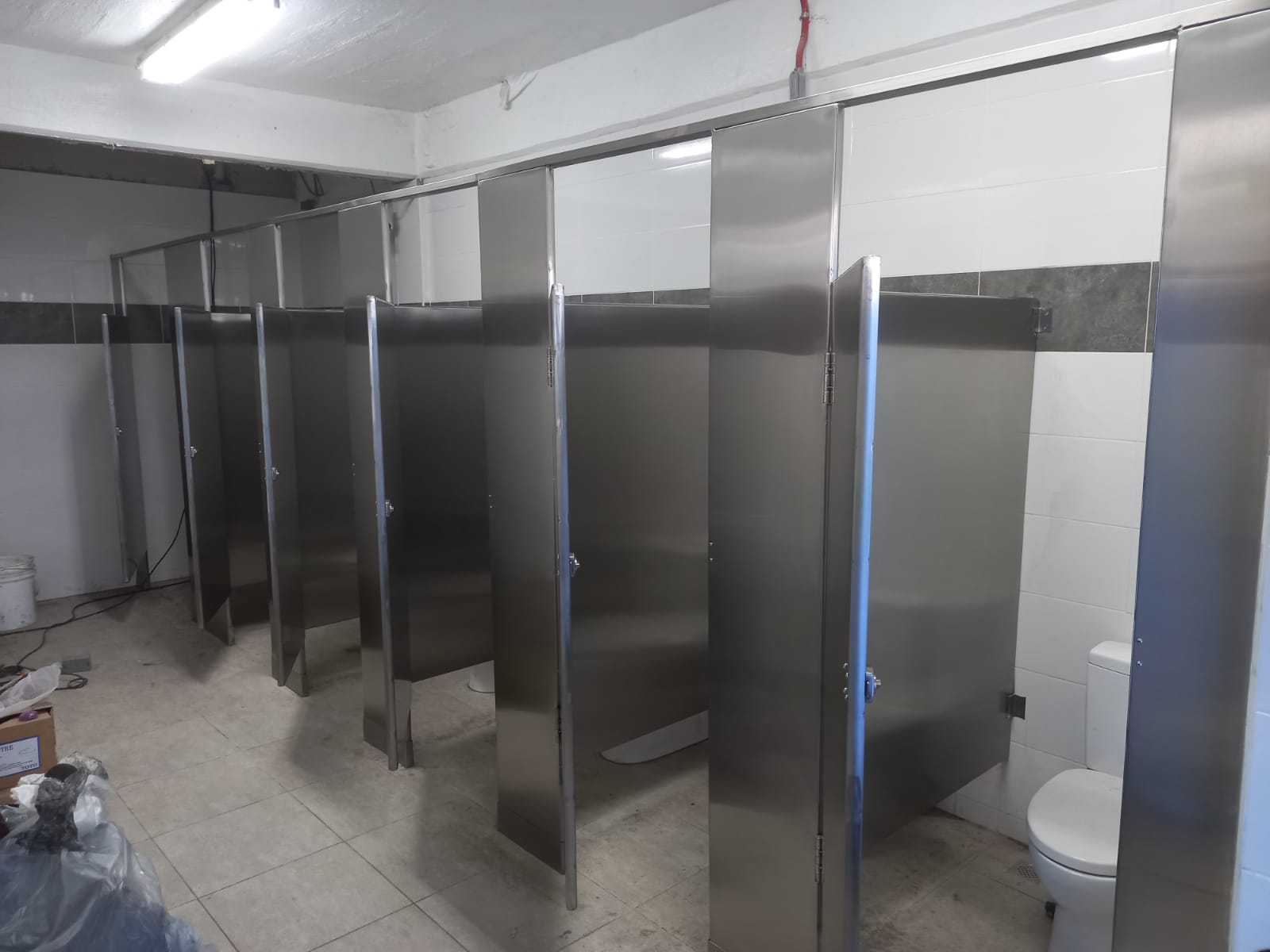 Divisiones sanitarias en acero inoxidable