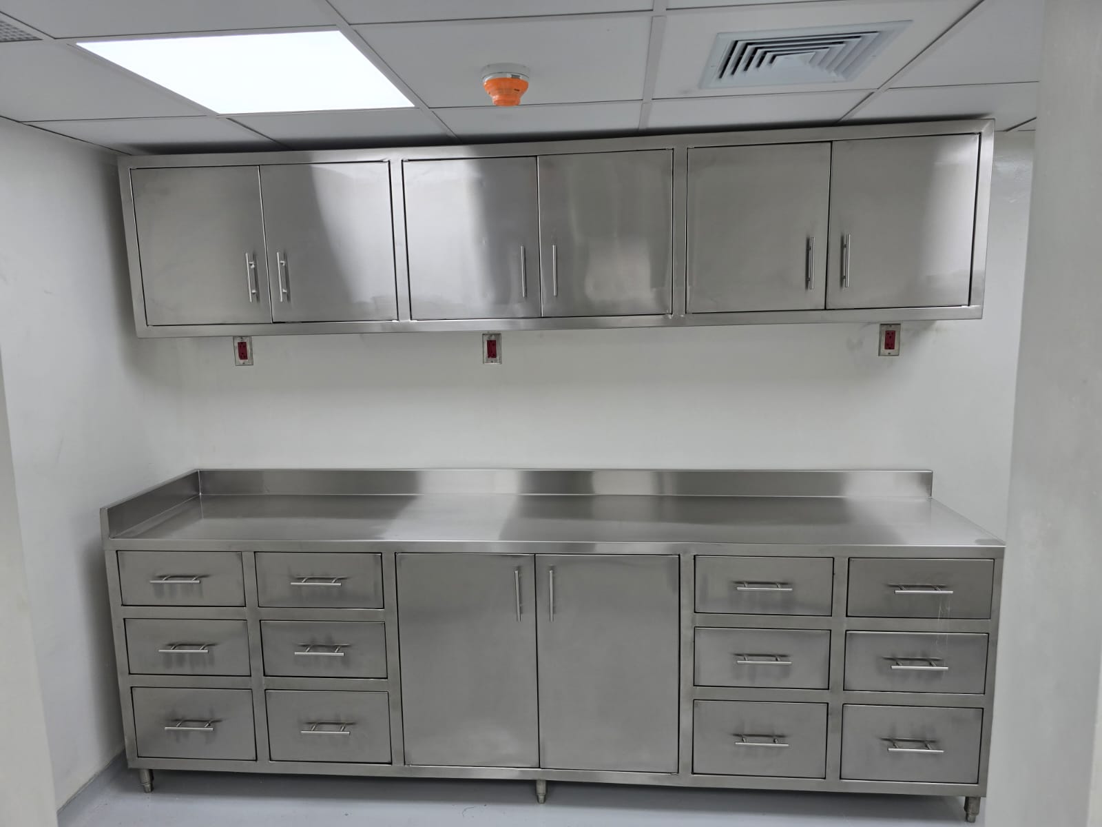 Mueble clínico de acero inoxidable con gavetas