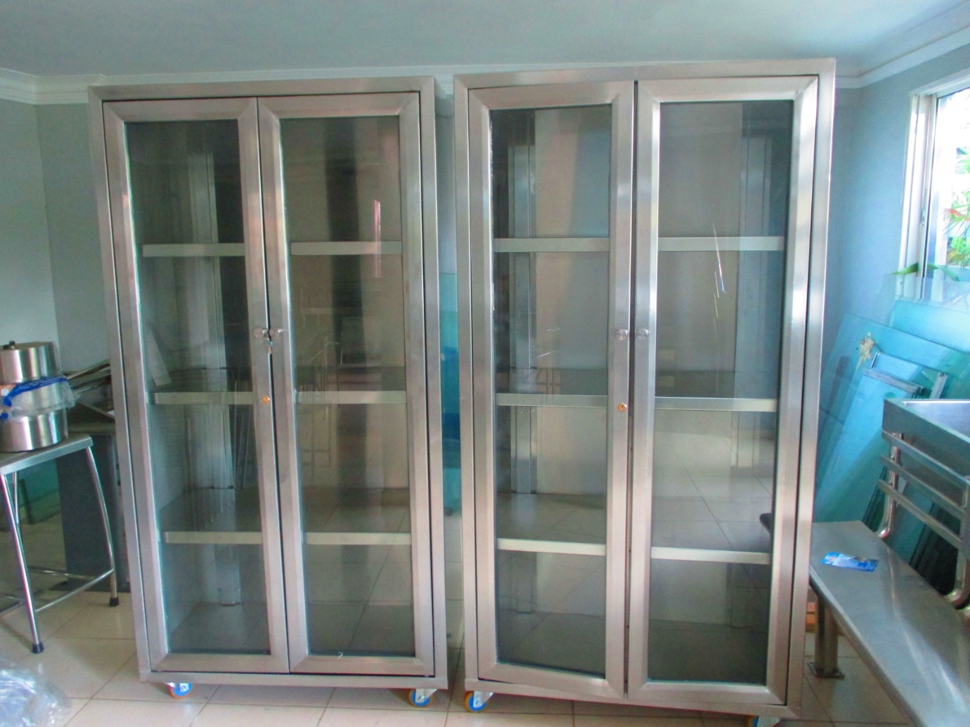 Gabinetes clínicos con puertas de vidrio